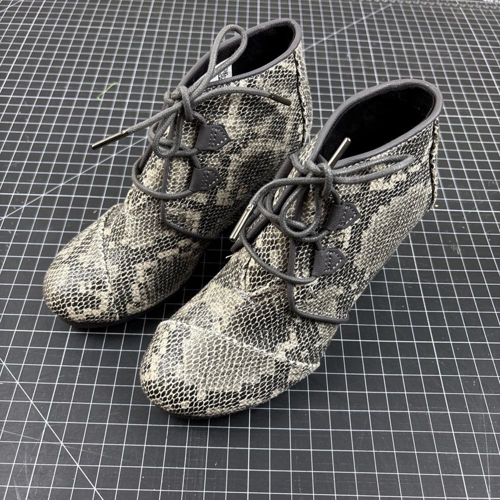 New Toms Kala Grey Multi Faux Snake Wedge Lace Up Ankle Bootie Size 6.5